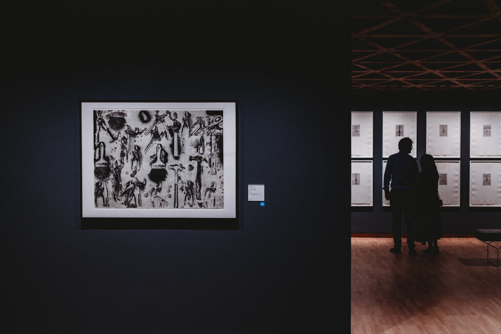 couple in museum looking at art