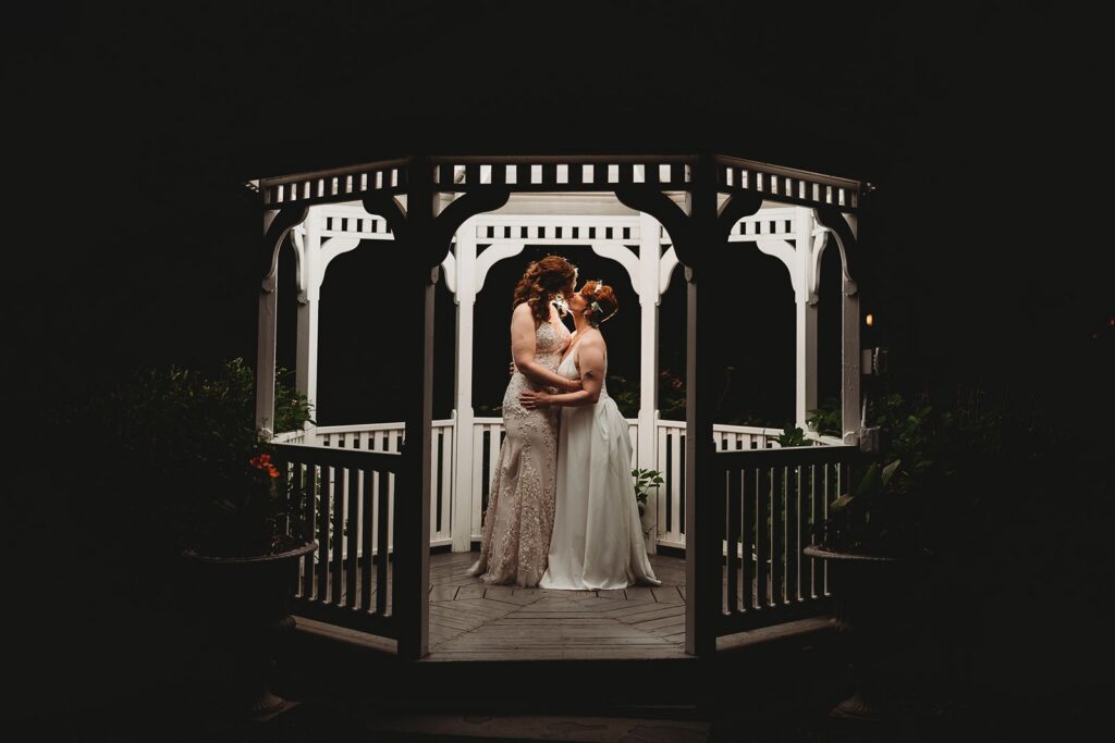 the gazebo at the QBG with a couple posing and kissing